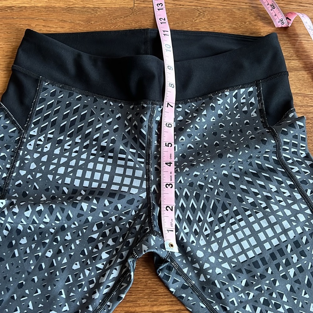 Under Armour Cropped Grey Patterned Leggings Shou… - image 3